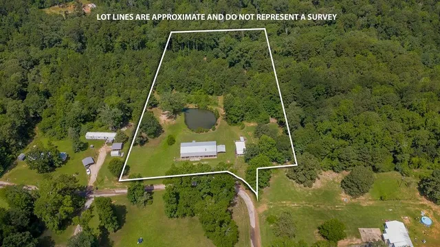 a view of a back yard