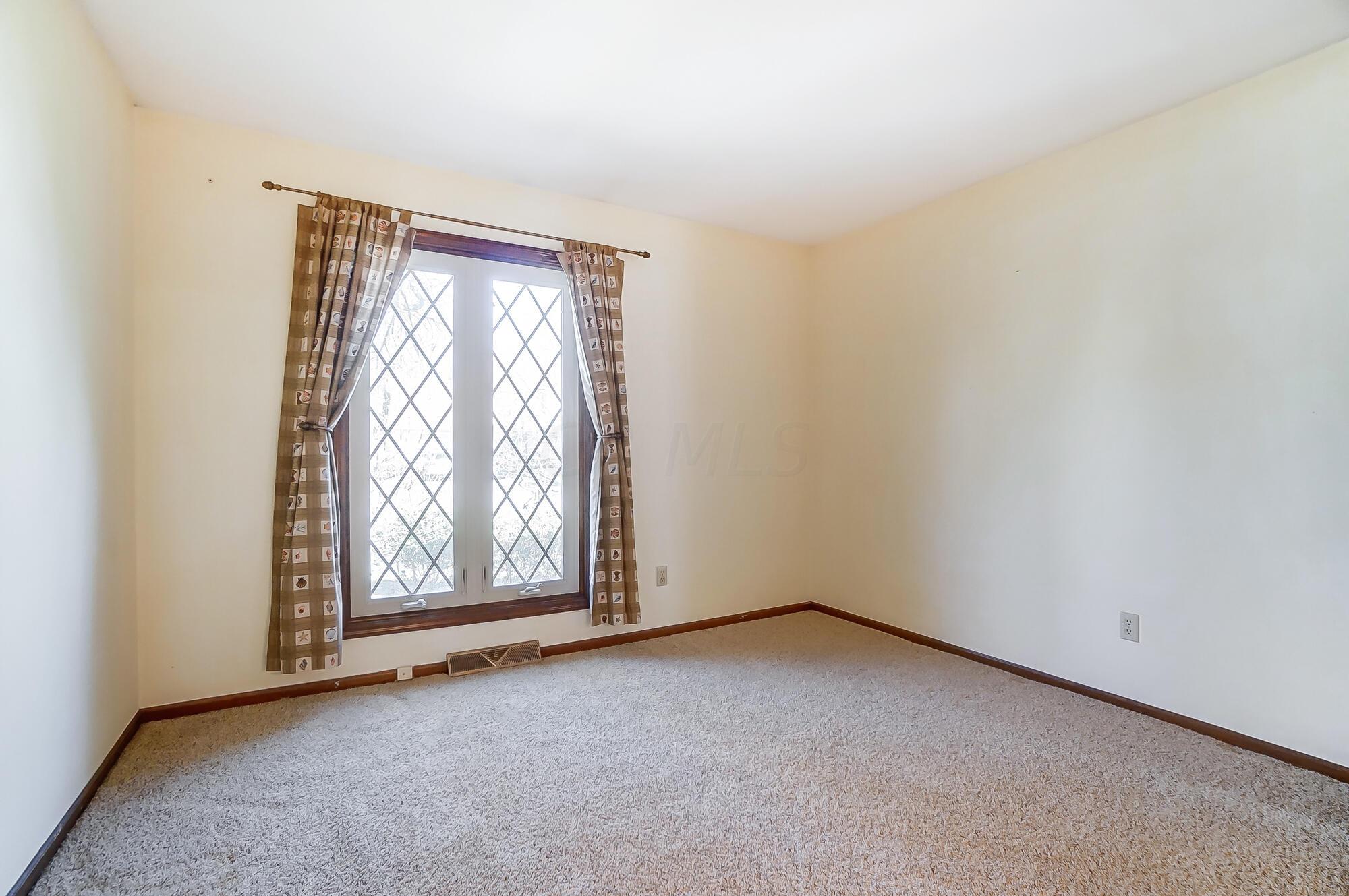 2221 Sandover Road Columbus, OH 43220 - Photo 27 of 79 031