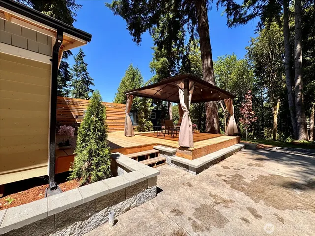 a view of a house with backyard and a tree