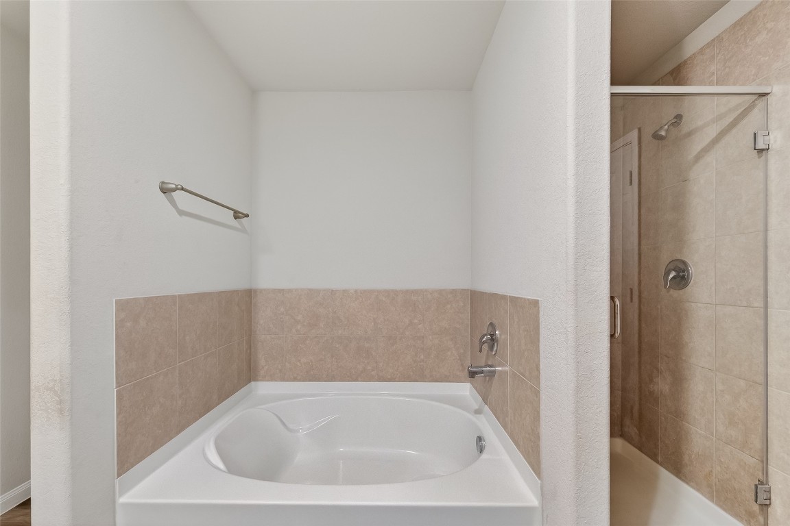 2516 Boss Street La Marque, TX 77568 - Photo 21 of 46 a bathroom with a tub