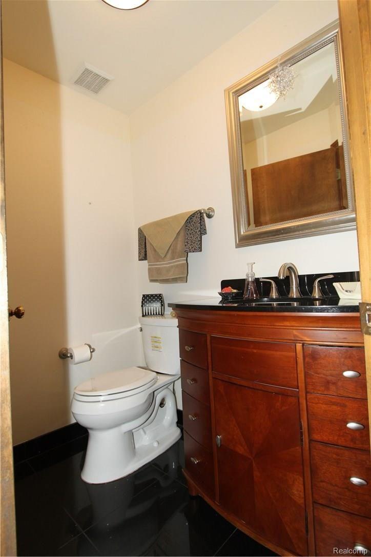 140 Barron Road Holly, MI 48442 - Photo 25 of 48 Entry halh bath