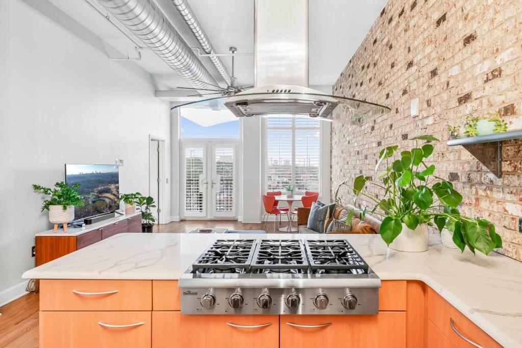 3820 Roswell Road Northeast, Unit 705 Atlanta, GA 30342 - Photo 19 of 62 a kitchen with stove and flowers in it