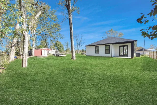 a view of a house with a backyard