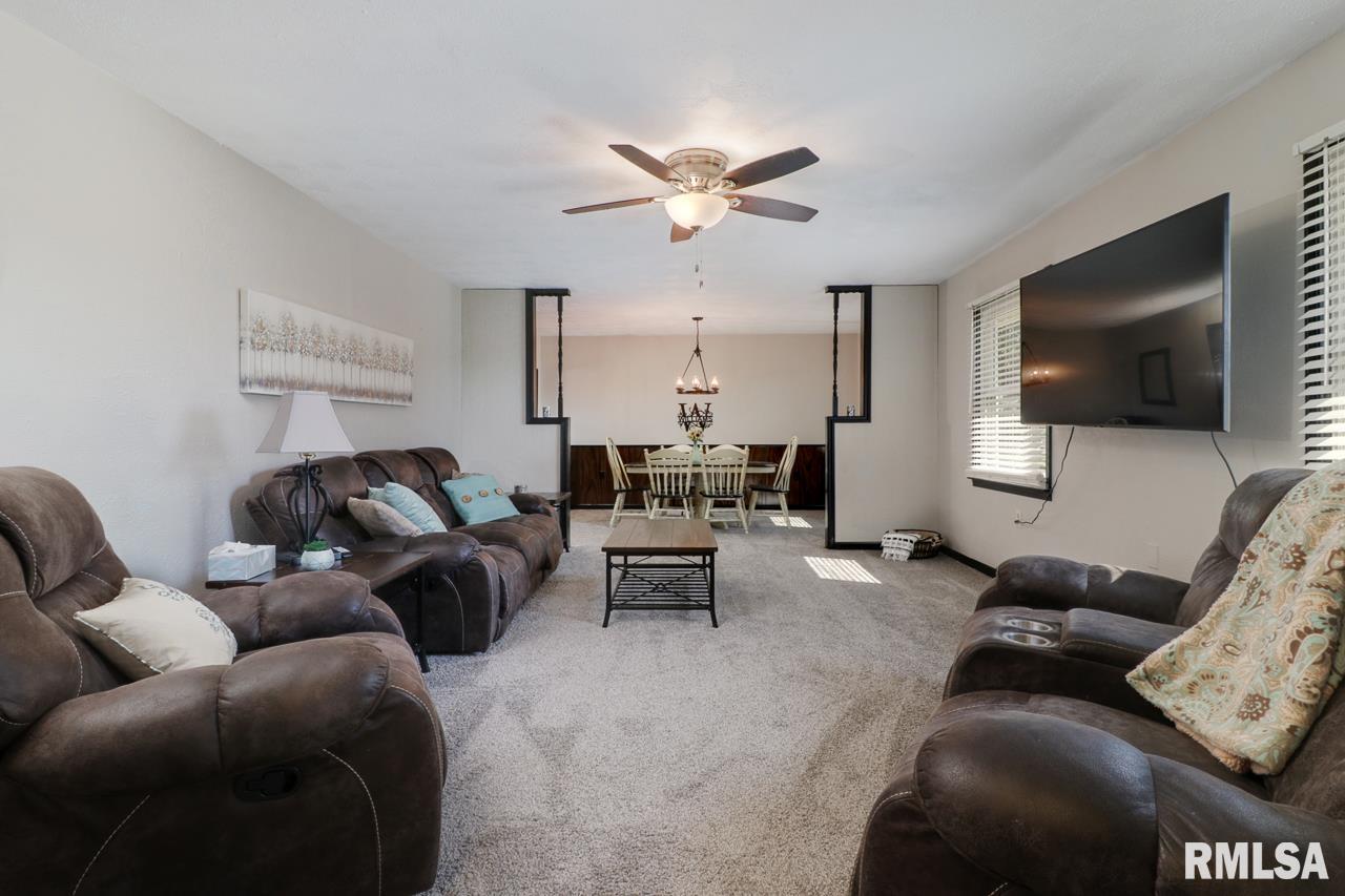 7383 Locust Road Delavan, IL 61734 - Photo 3 of 45