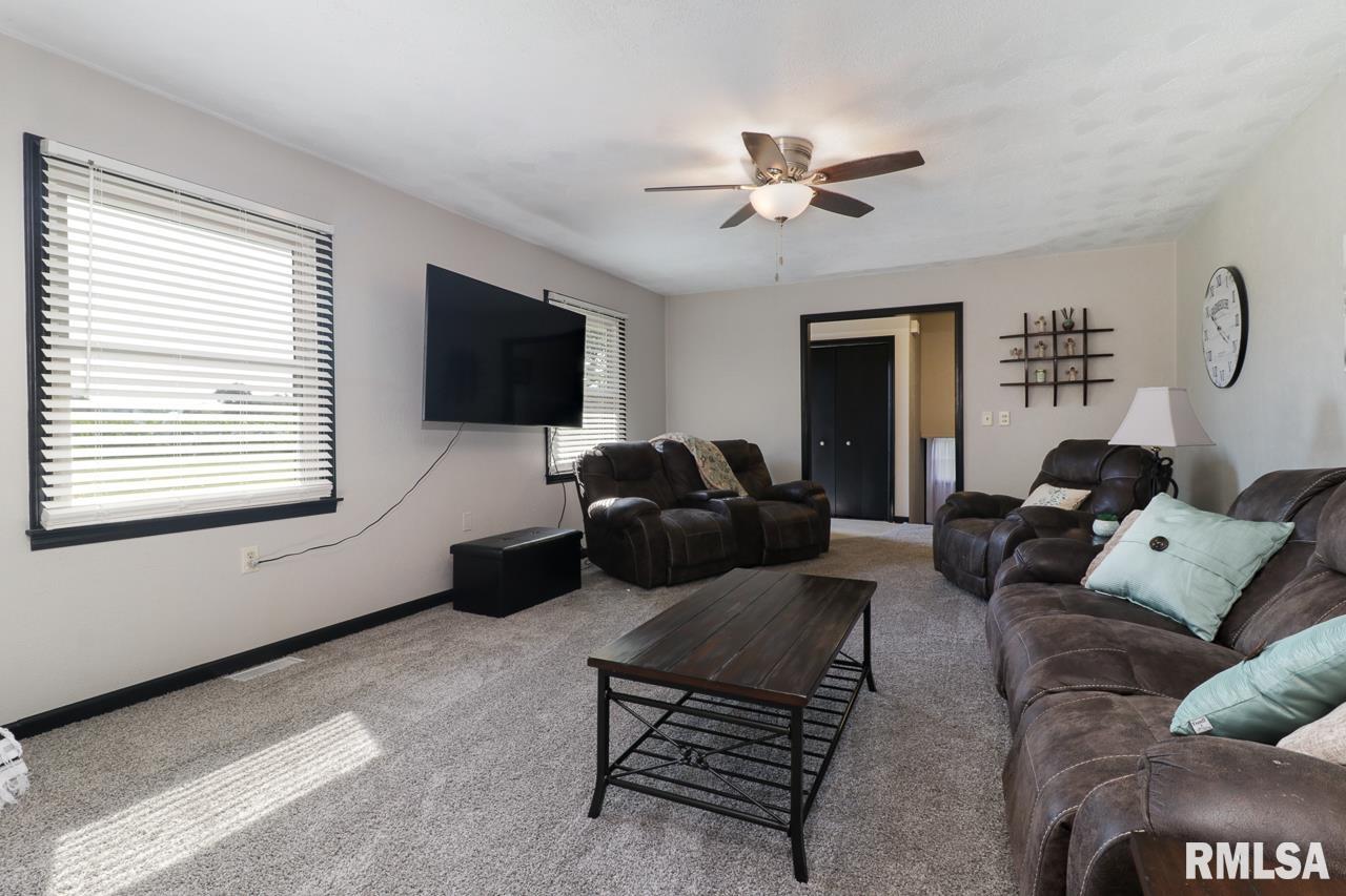 7383 Locust Road Delavan, IL 61734 - Photo 4 of 45