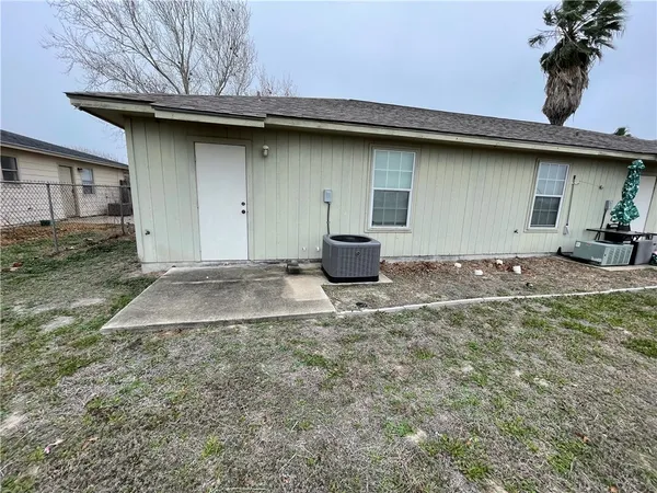 $1,100 | 2109 Breezeway Circle, Ingleside, TX 78362