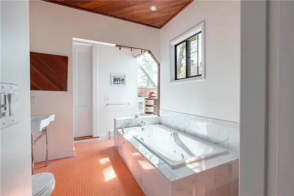 $4,250 | 4 Red Cross Avenue, Unit 1A, Newport, RI 02840