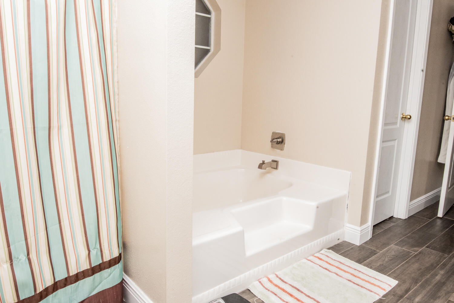 530 Vulpes Sanctuary Loop Crestview, FL 32536 - Photo 25 of 31 a white bath tub sitting next to a white sink