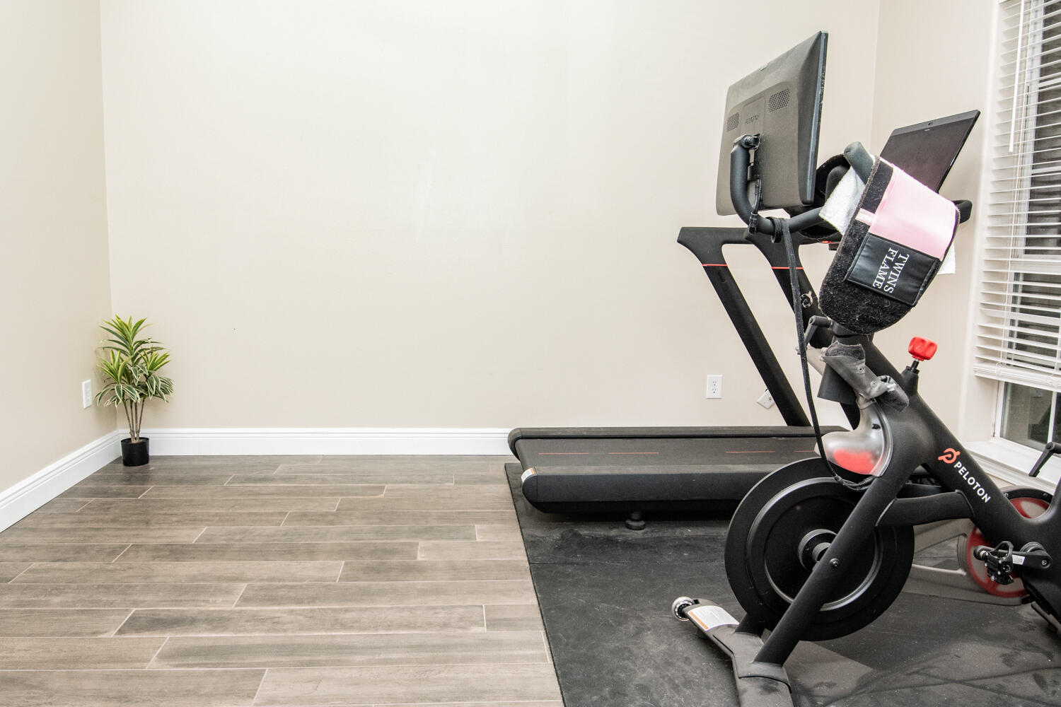 530 Vulpes Sanctuary Loop Crestview, FL 32536 - Photo 27 of 31 a view of a room with gym equipment