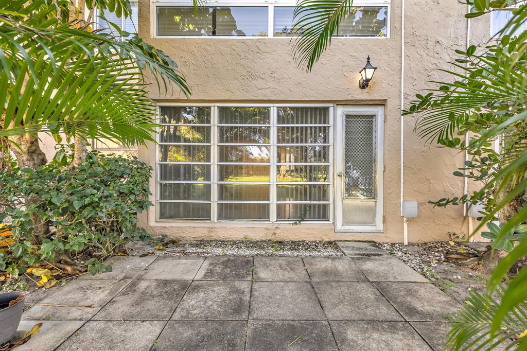 13950 Vía Flora, Unit B Delray Beach, FL 33484 - Photo 24 of 28 a house with a window