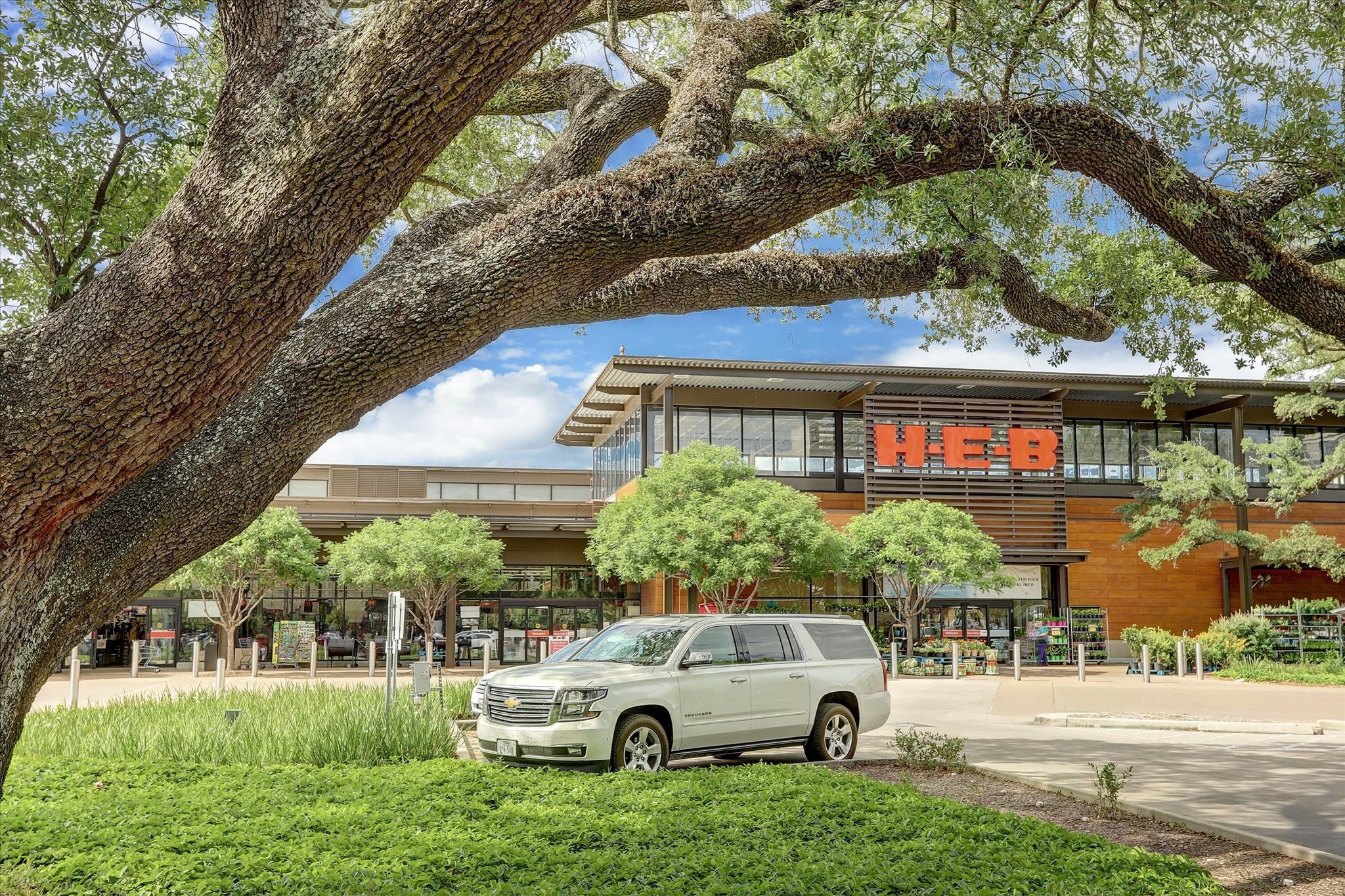 94 Drew Street, Unit C Houston, TX 77006 - Photo 26 of 29 Nearby stores.
