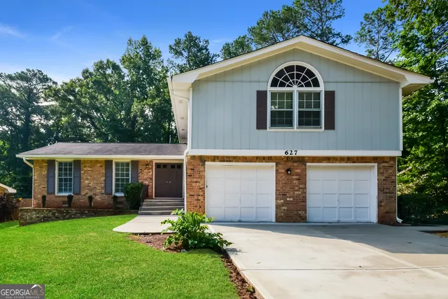 $2,100 | 627 Rockborough Drive, Stone Mountain, GA 30083