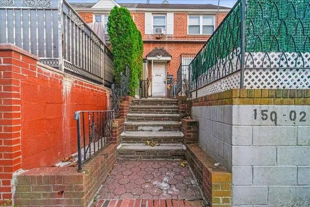 a view of entryway with a balcony