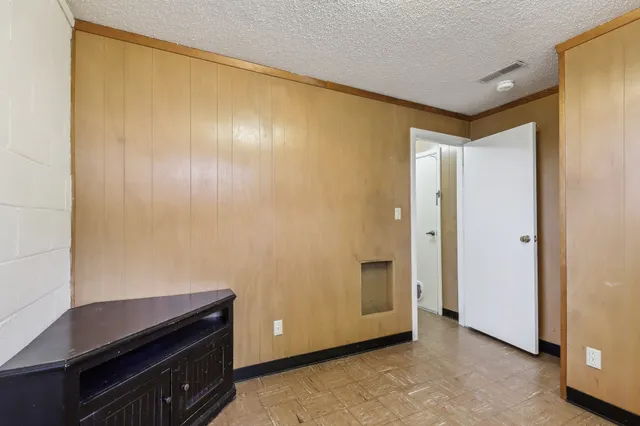 a view of room with a ceiling fan