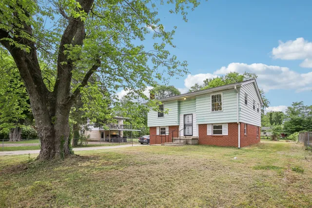 a view of a house with a yard