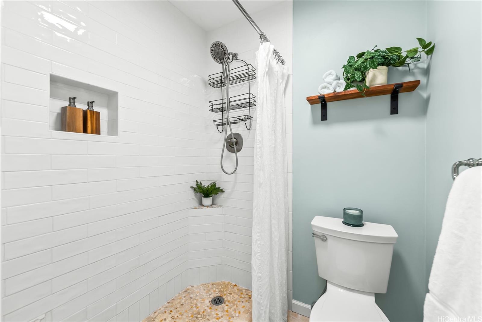 45-995 Wailele Road, Unit 55 Kaneohe, HI 96744 - Photo 11 of 24 a bathroom with a toilet and a shower