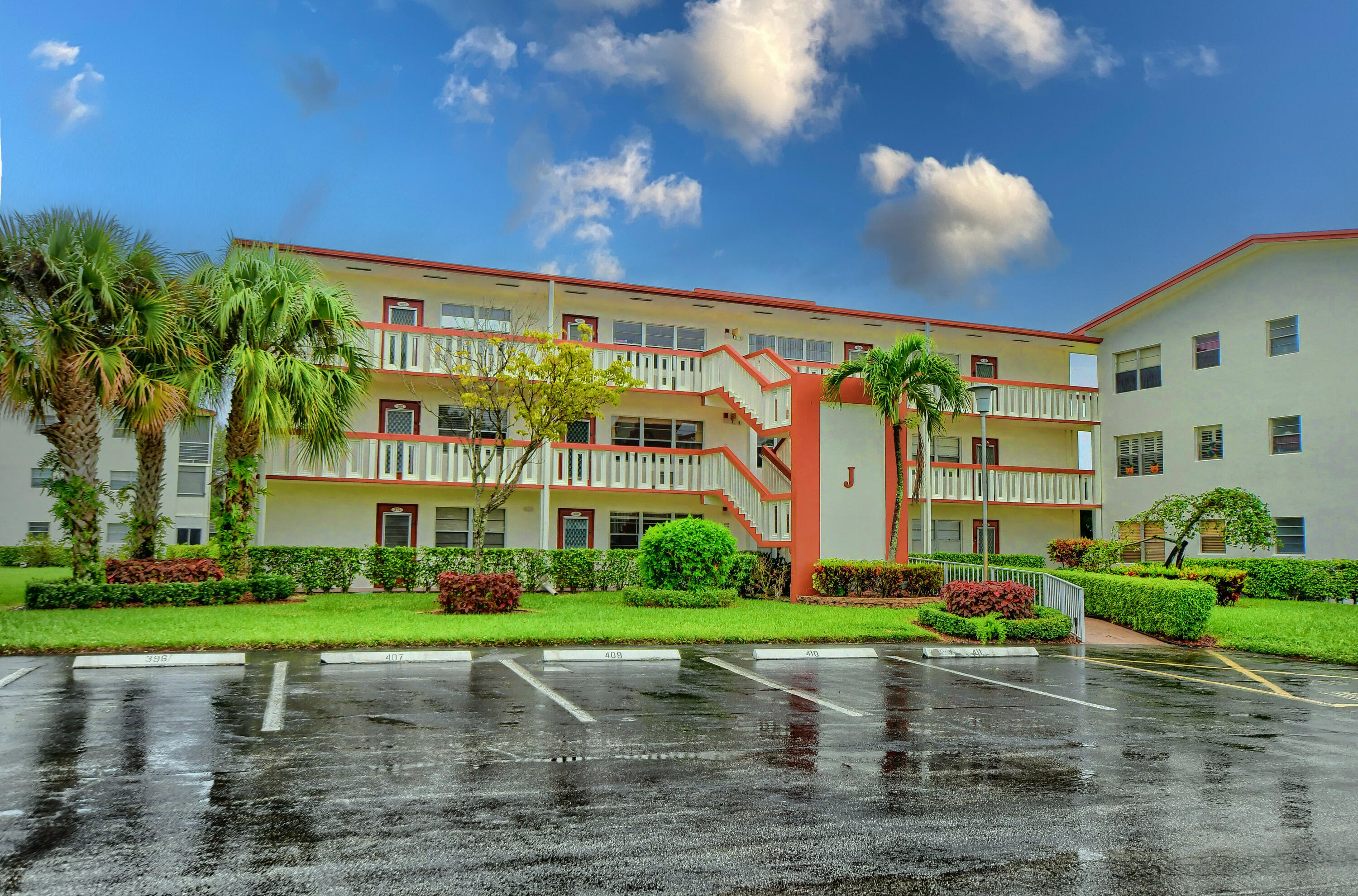 409 Brighton J Boca Raton, FL 33434 - Photo 4 of 10 Front View