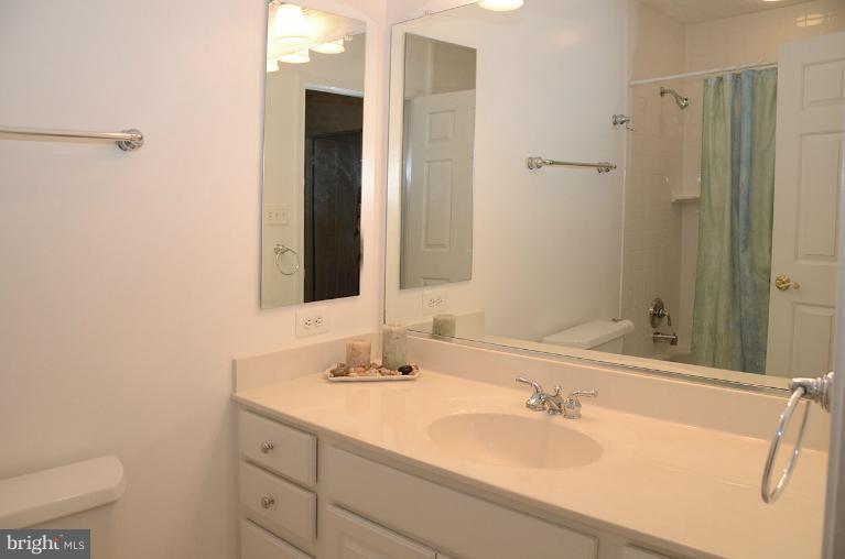 1876 Post Oak Trail Reston, VA 20191 - Photo 19 of 30 Bath