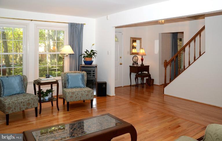 1876 Post Oak Trail Reston, VA 20191 - Photo 3 of 30 Living Room