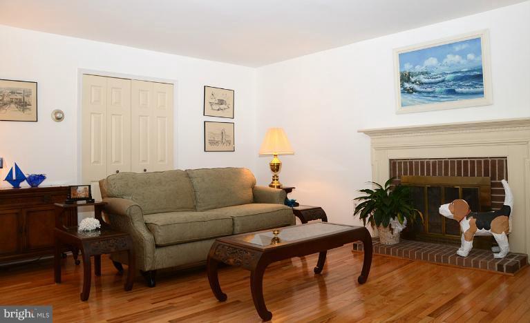 1876 Post Oak Trail Reston, VA 20191 - Photo 4 of 30 Living Room
