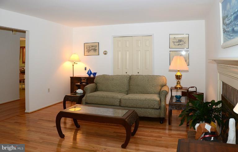 1876 Post Oak Trail Reston, VA 20191 - Photo 5 of 30 Living Room