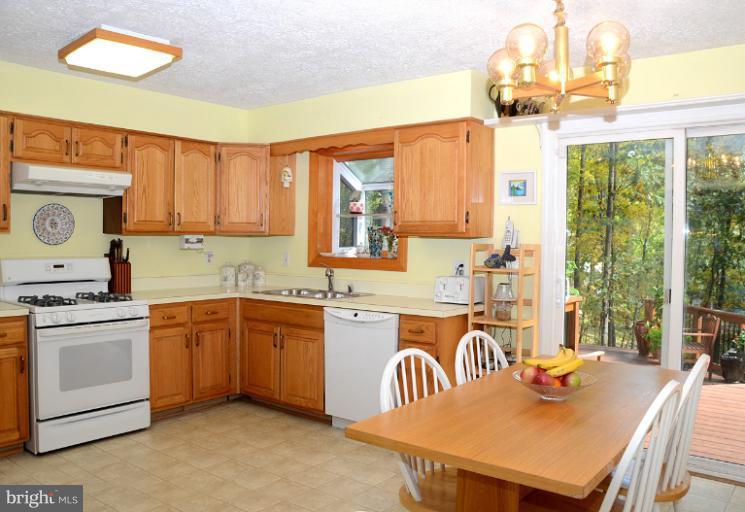 1876 Post Oak Trail Reston, VA 20191 - Photo 6 of 30 Kitchen