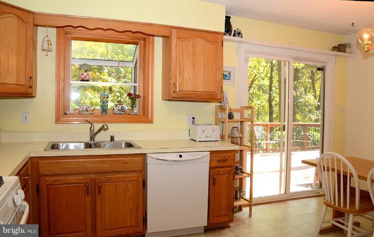 1876 Post Oak Trail Reston, VA 20191 - Photo 7 of 30 Kitchen