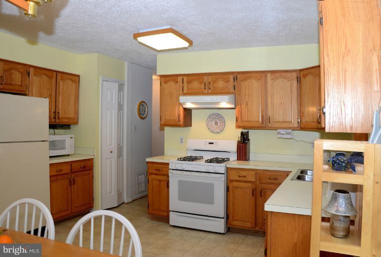 1876 Post Oak Trail Reston, VA 20191 - Photo 8 of 30 Kitchen