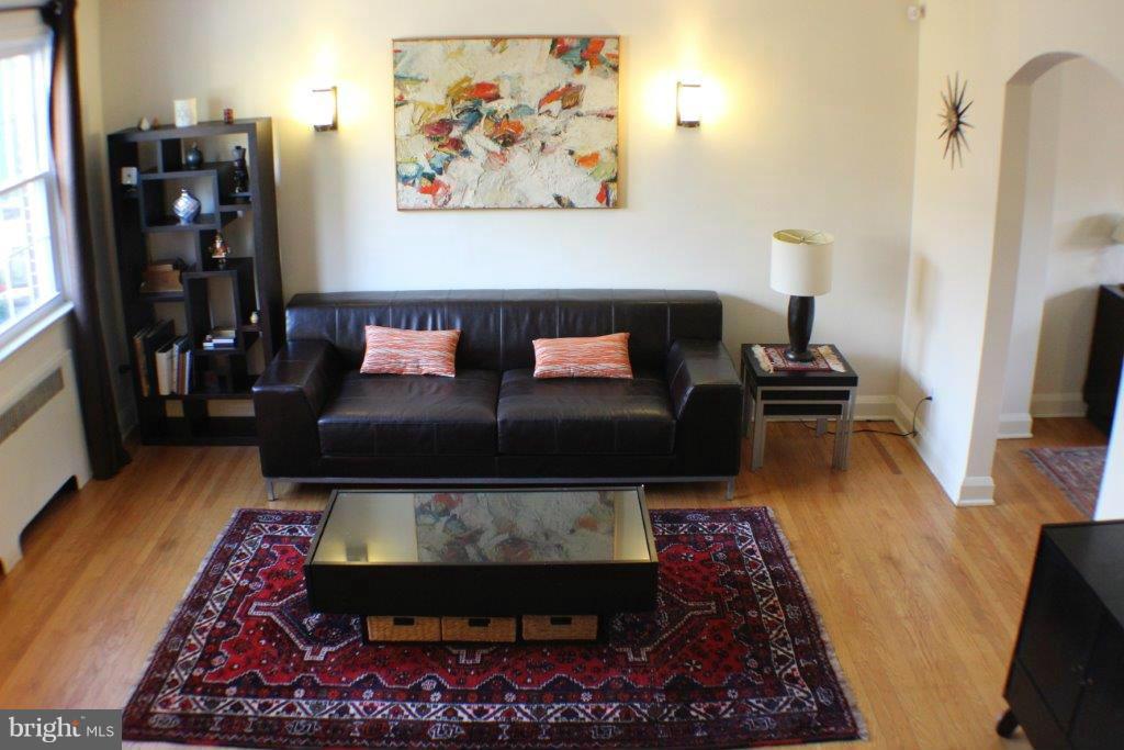 1665 Shadyside Road Baltimore, MD 21218 - Photo 4 of 19 Living Room
