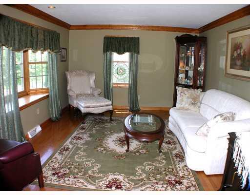 207 Warren Road Warrendale, PA 15086 - Photo 7 of 18 Living Room.