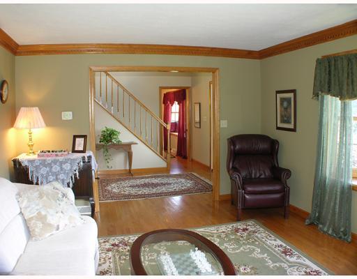 207 Warren Road Warrendale, PA 15086 - Photo 8 of 18 Living Room.