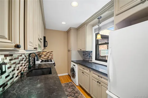 $389,999 | 58-48 246th Crescent, Unit UPPR | Douglaston