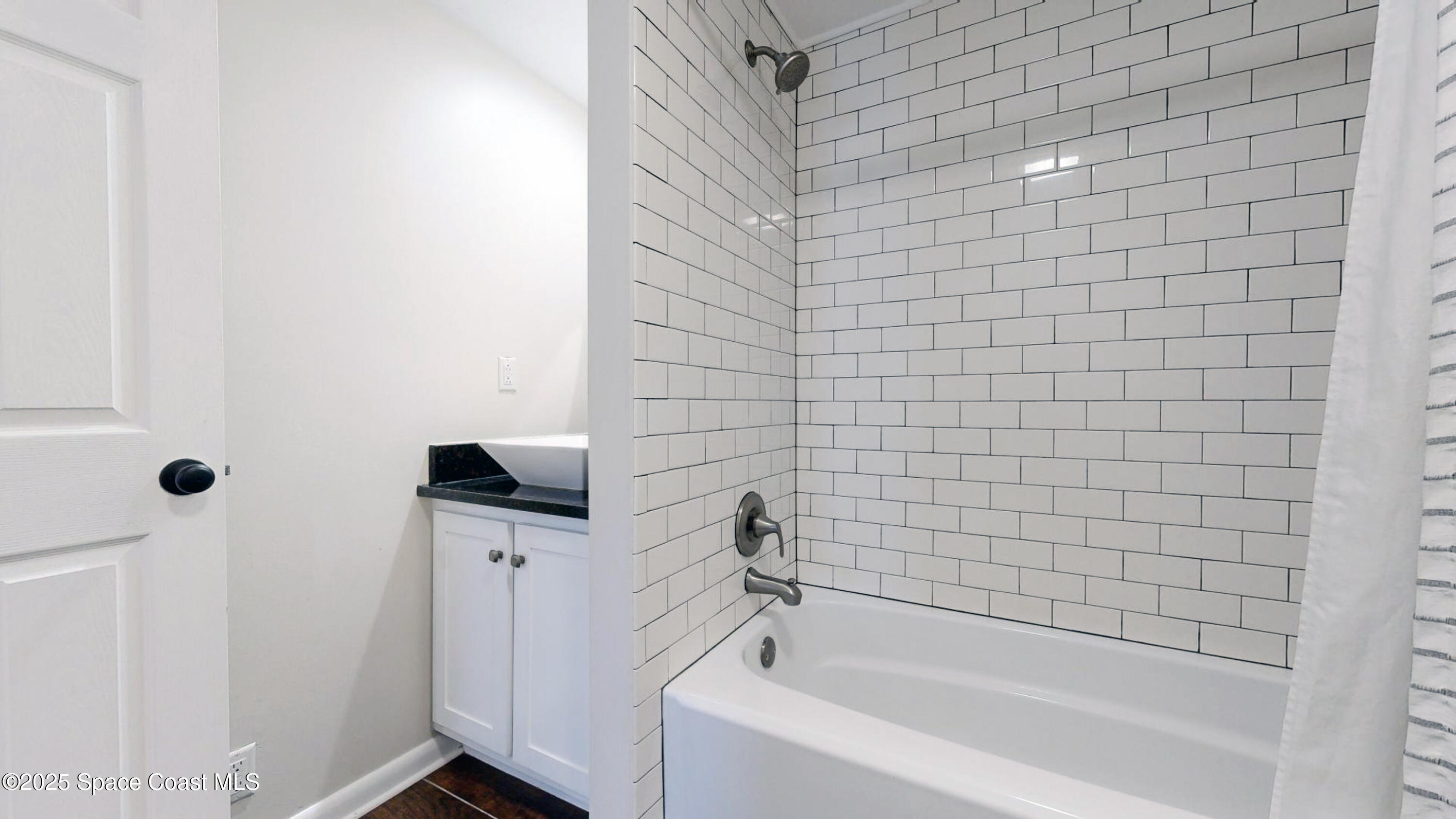 800 Inverness Avenue Melbourne, FL 32940 - Photo 13 of 22 a bathroom with a bathtub