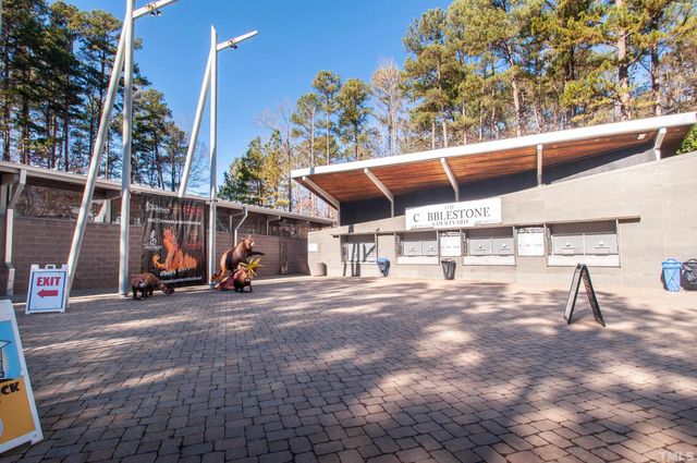 a view of a parking area