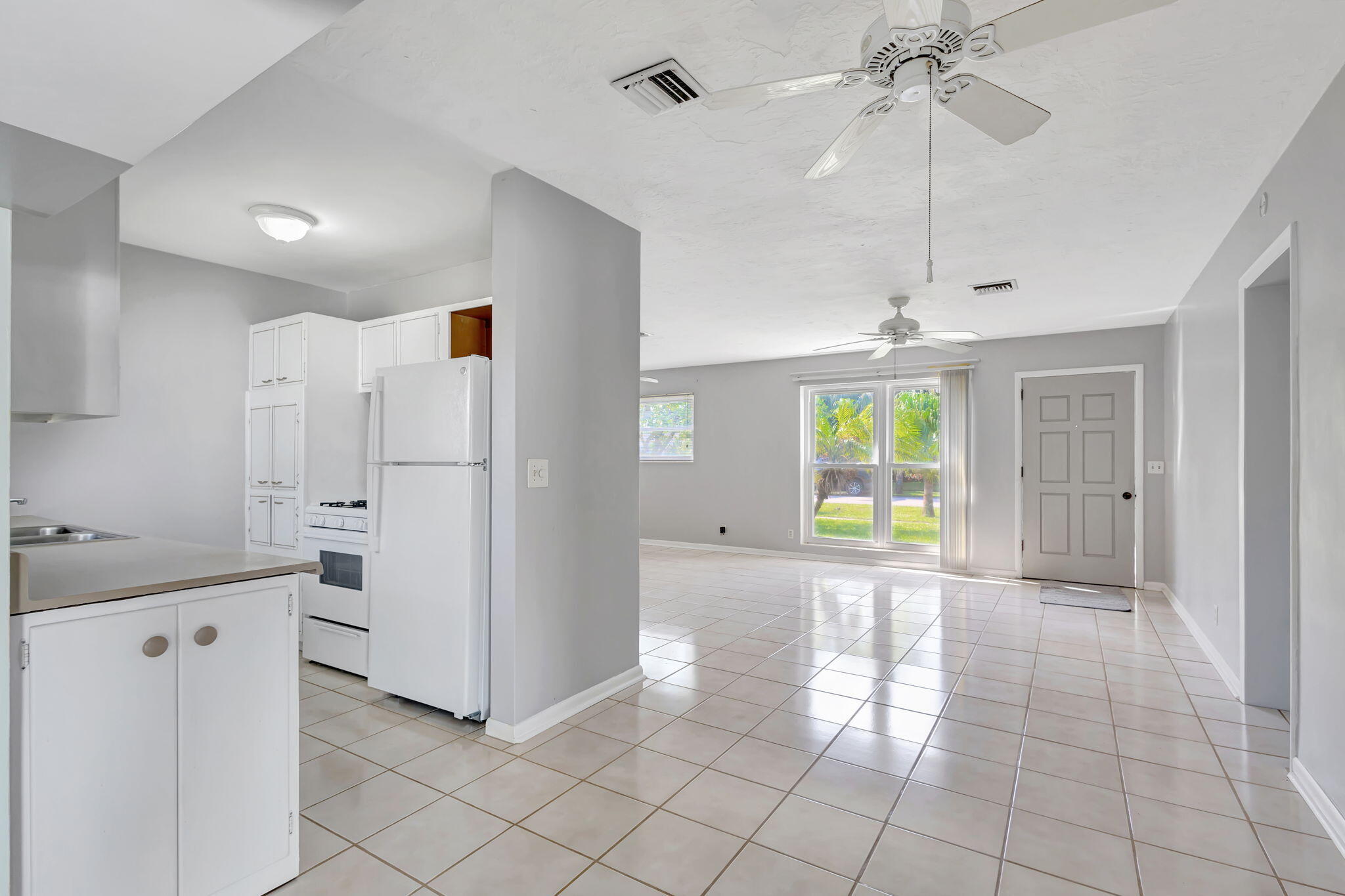 352 Winged Foot Road Palm Springs, FL 33461 - Photo 13 of 27 15-web-or-mls-352Wing_136