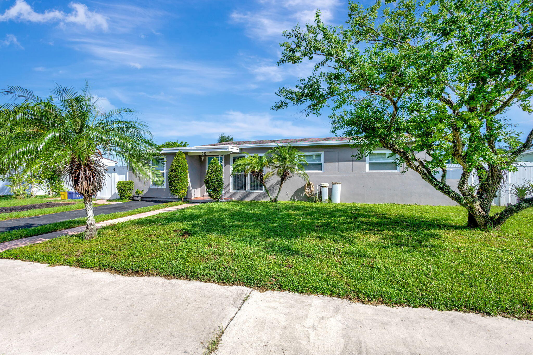 352 Winged Foot Road Palm Springs, FL 33461 - Photo 4 of 27 4-web-or-mls-352Wing_6