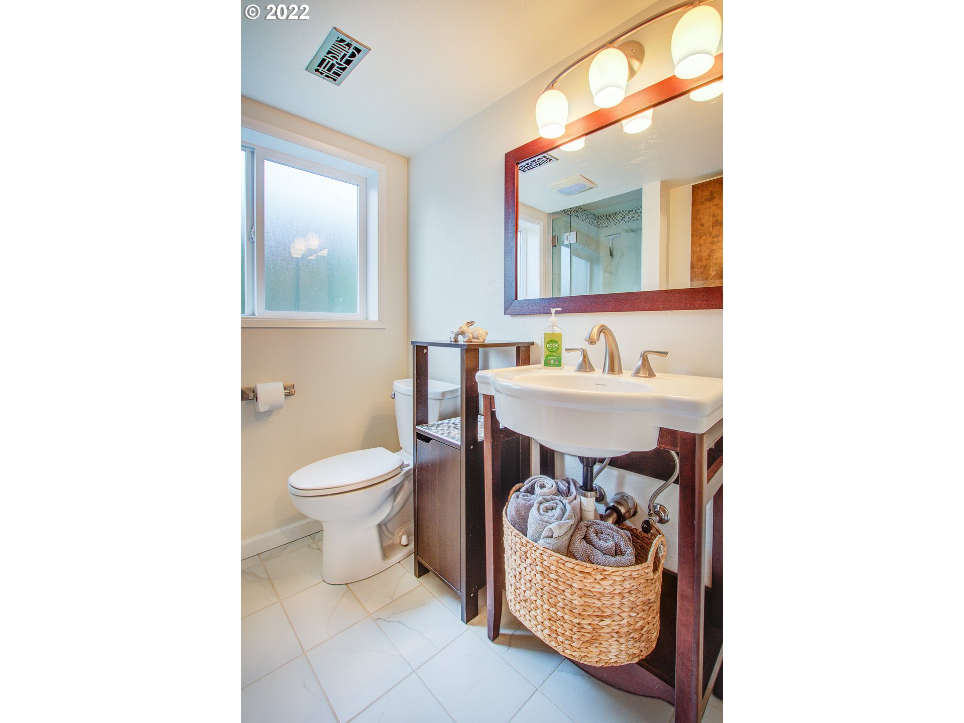16221 Northeast 33rd Avenue Ridgefield, WA 98642 - Photo 31 of 32 a en suite bathroom with a granite countertop toilet a sink and a mirror
