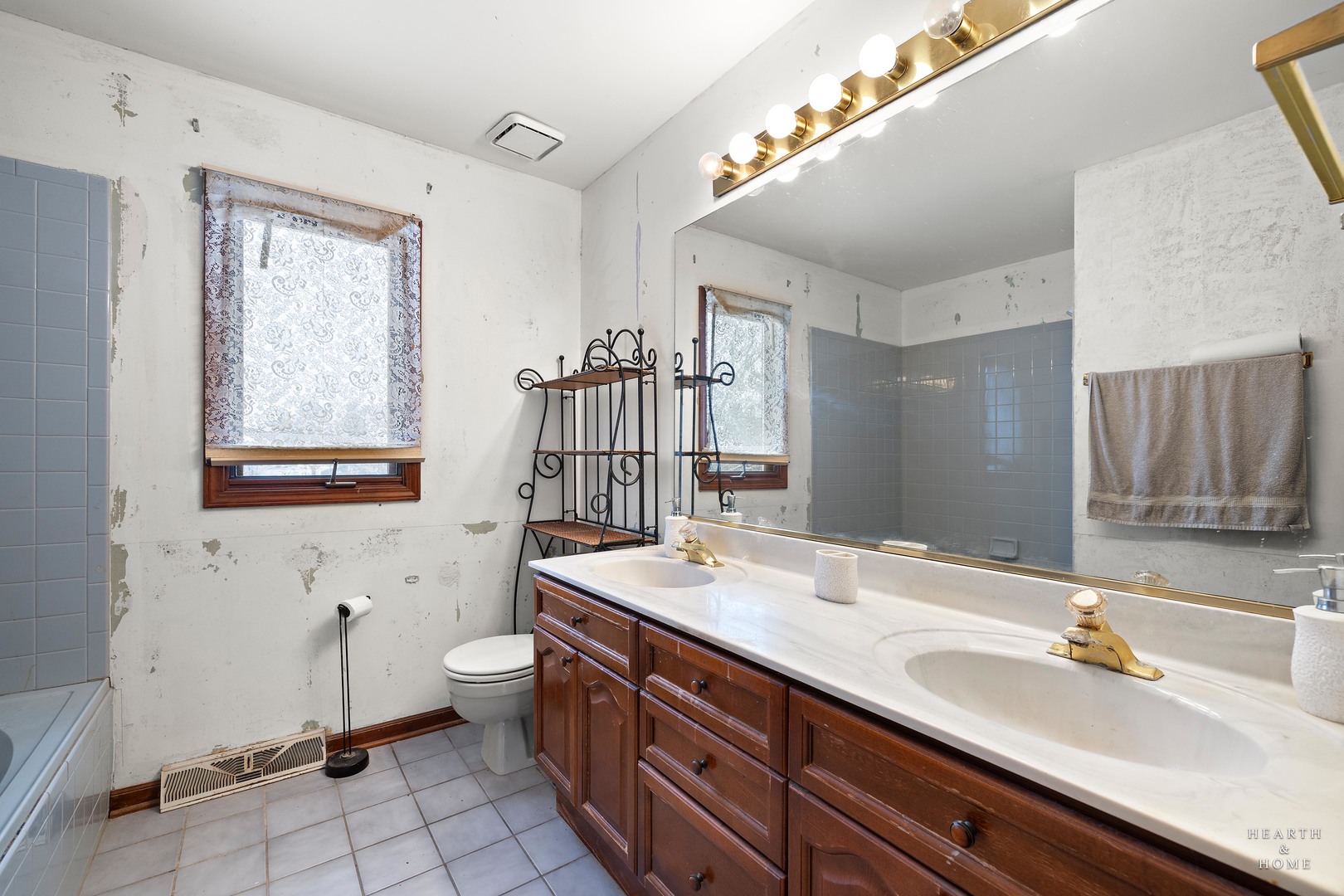1207 Quail Run Avenue Bolingbrook, IL 60490 - Photo 38 of 48 a bathroom with a sink double vanity and a toilet