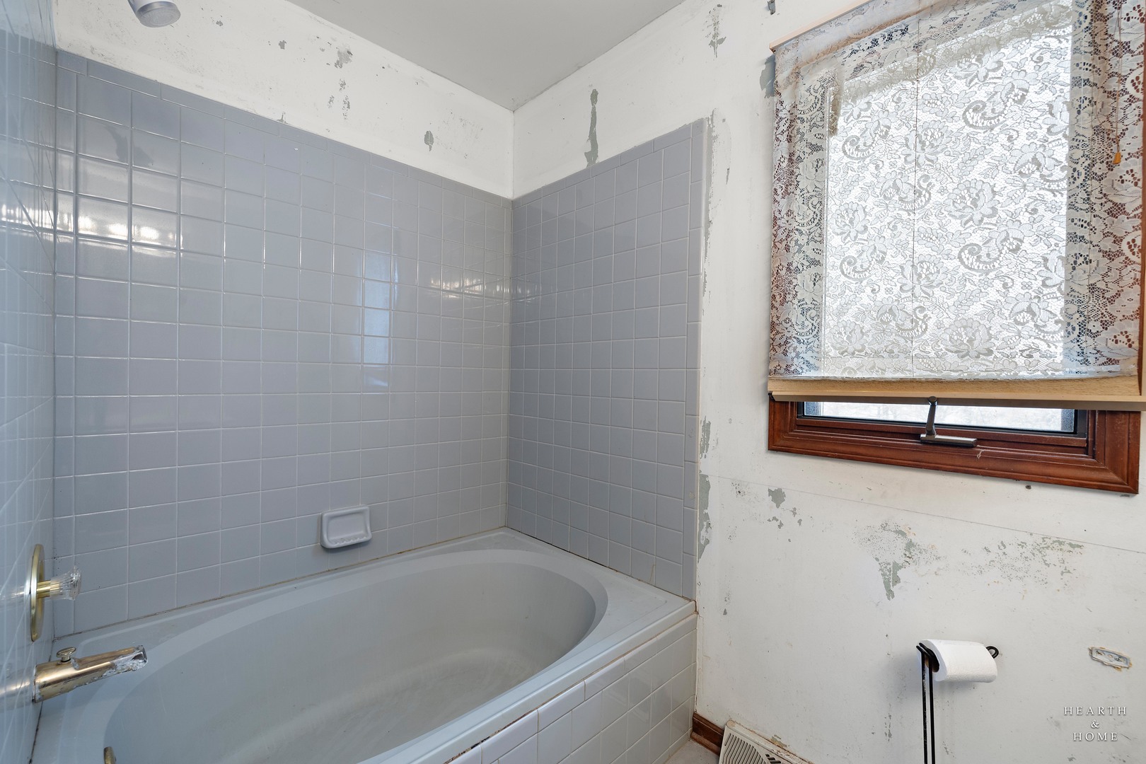 1207 Quail Run Avenue Bolingbrook, IL 60490 - Photo 39 of 48 a bathroom with a bathtub and shower