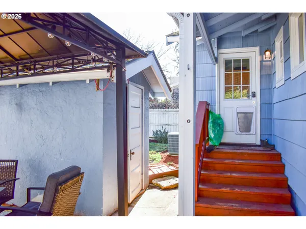 a view of entryway front of house