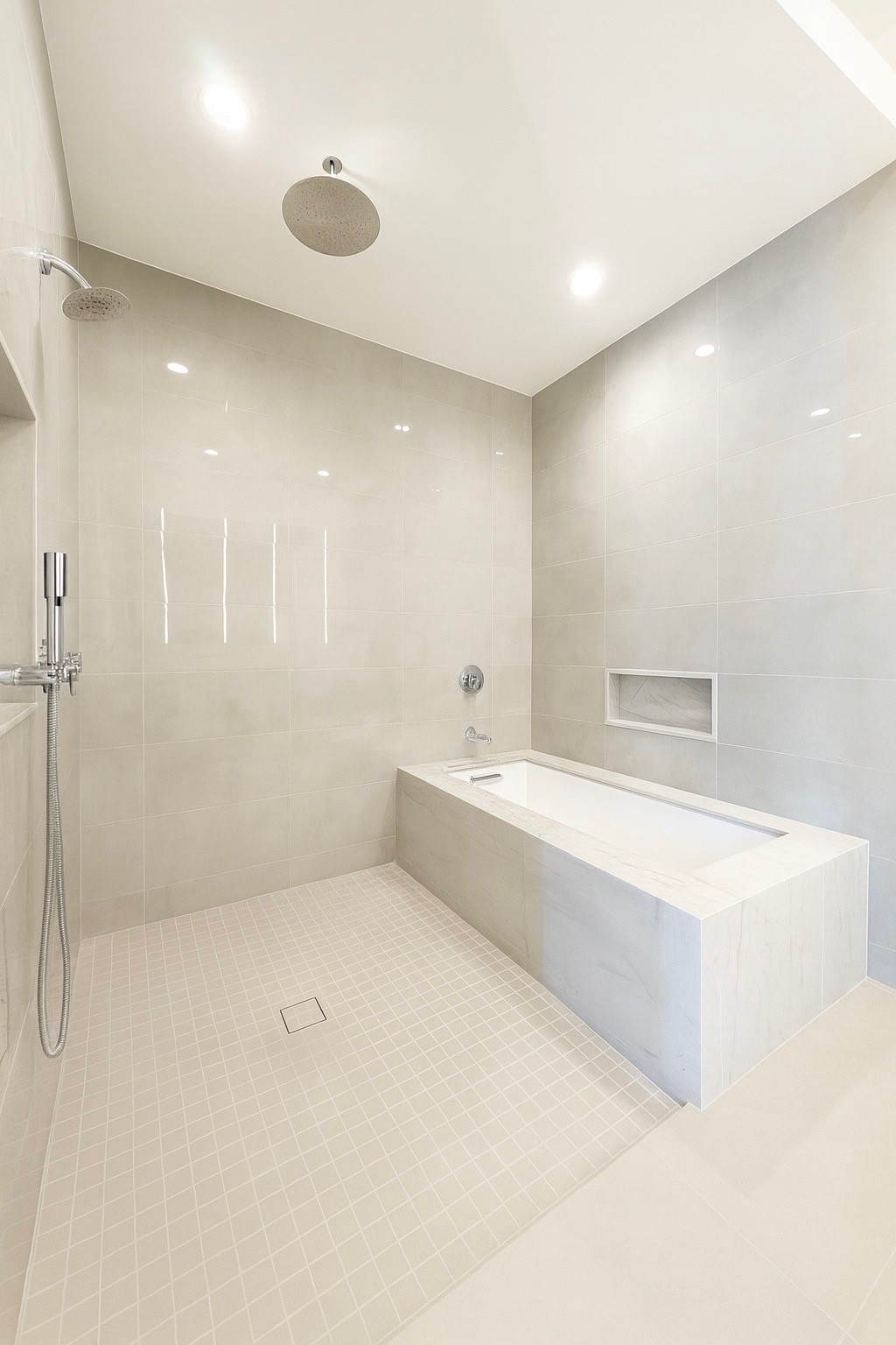 820 Malone Street Houston, TX 77007 - Photo 15 of 31 a bathroom with a bathtub and shower