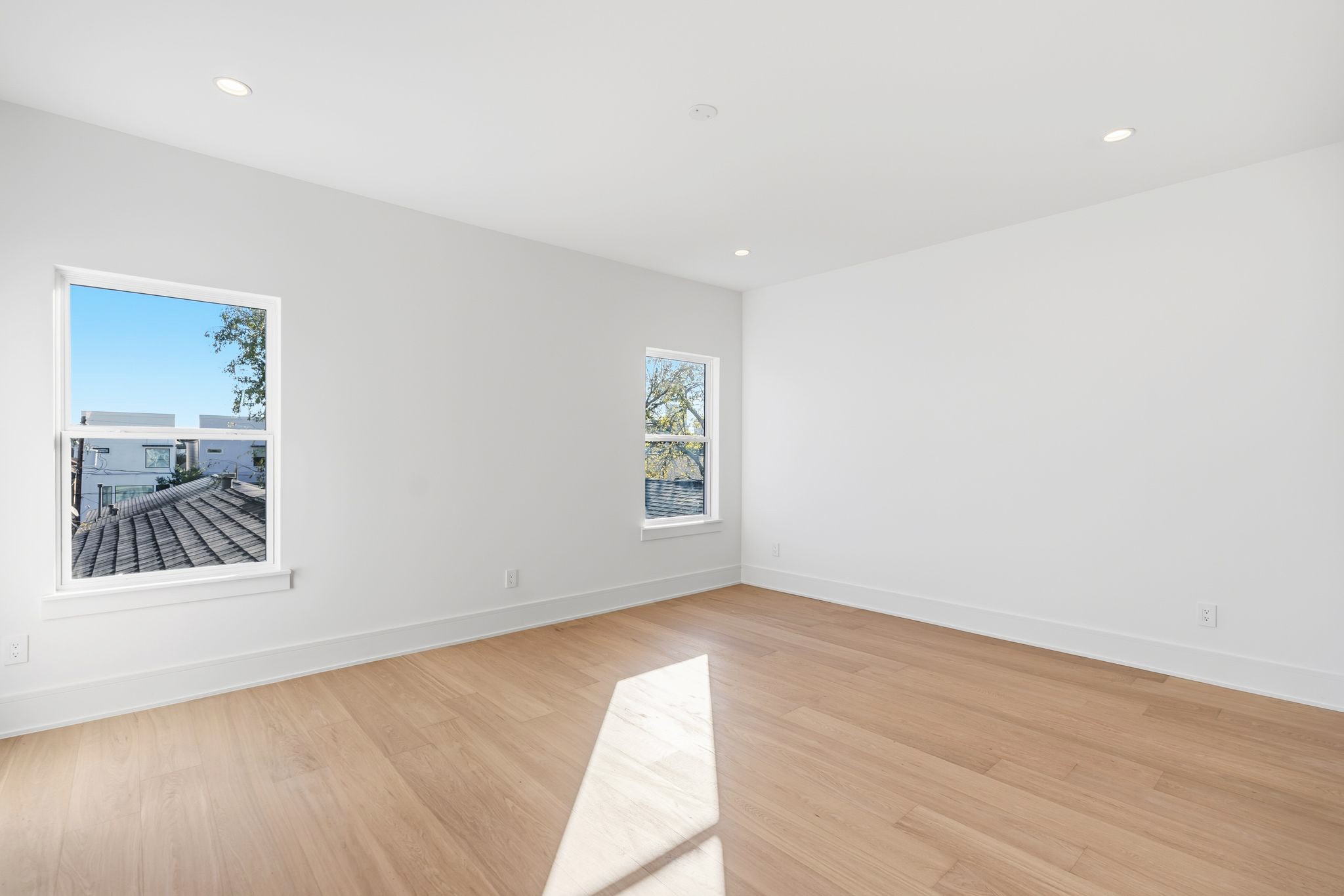 820 Malone Street Houston, TX 77007 - Photo 25 of 31 an empty room with a window