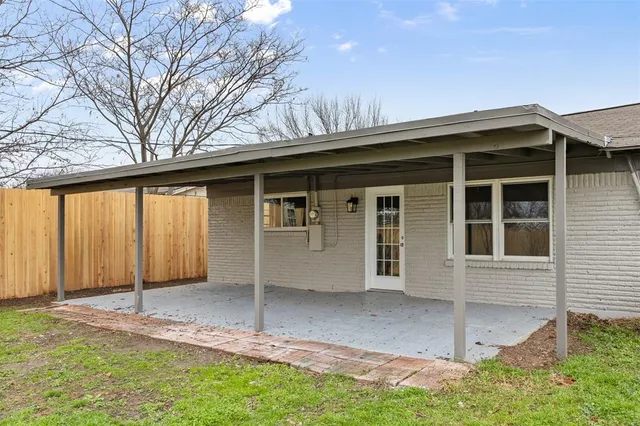 a view of house with backyard and trees