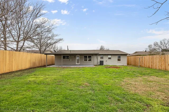 a view of a house with backyard