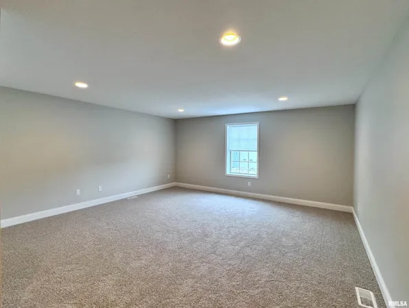 $3,200 | 7615 Walnut Bend Drive, Peoria, IL 61614