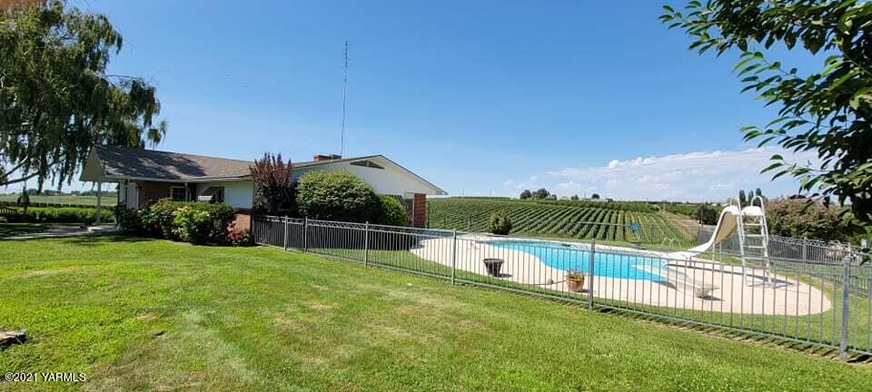 280 Tuttle Road Grandview, WA 98930 - Photo 2 of 8 a view of a house with backyard and a patio