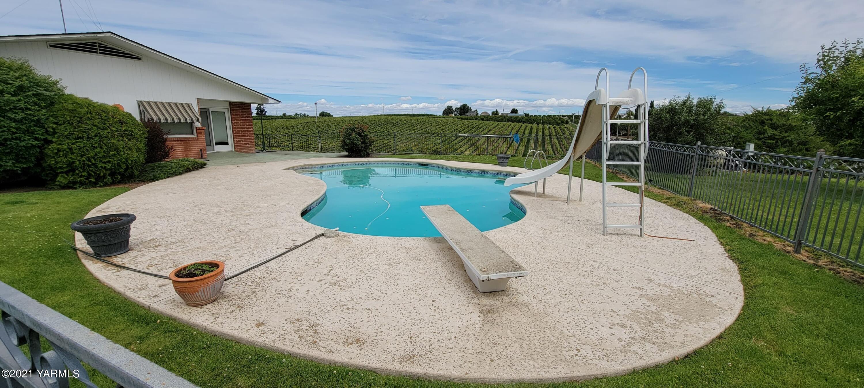 280 Tuttle Road Grandview, WA 98930 - Photo 3 of 8 a view of outdoor space and yard
