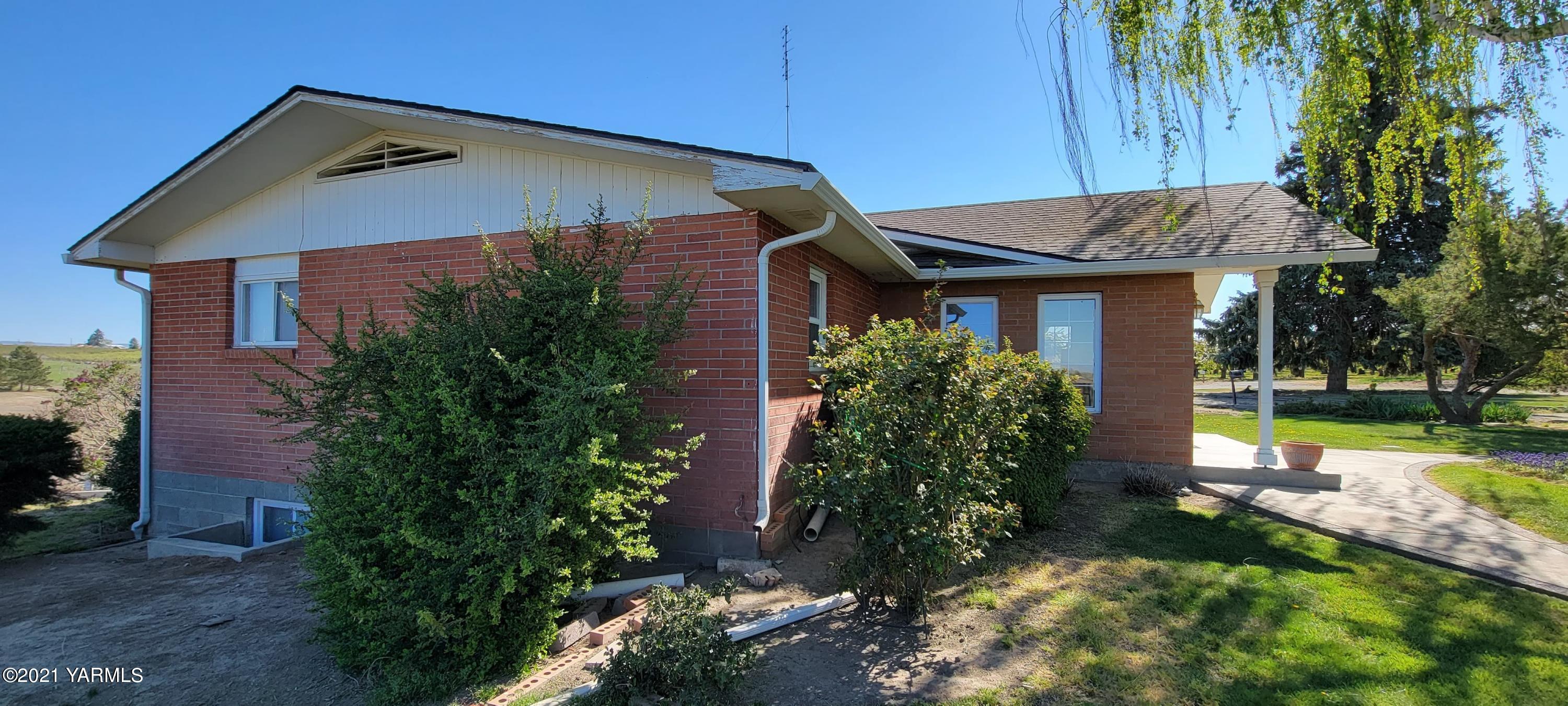280 Tuttle Road Grandview, WA 98930 - Photo 4 of 8 a front view of a house with garden
