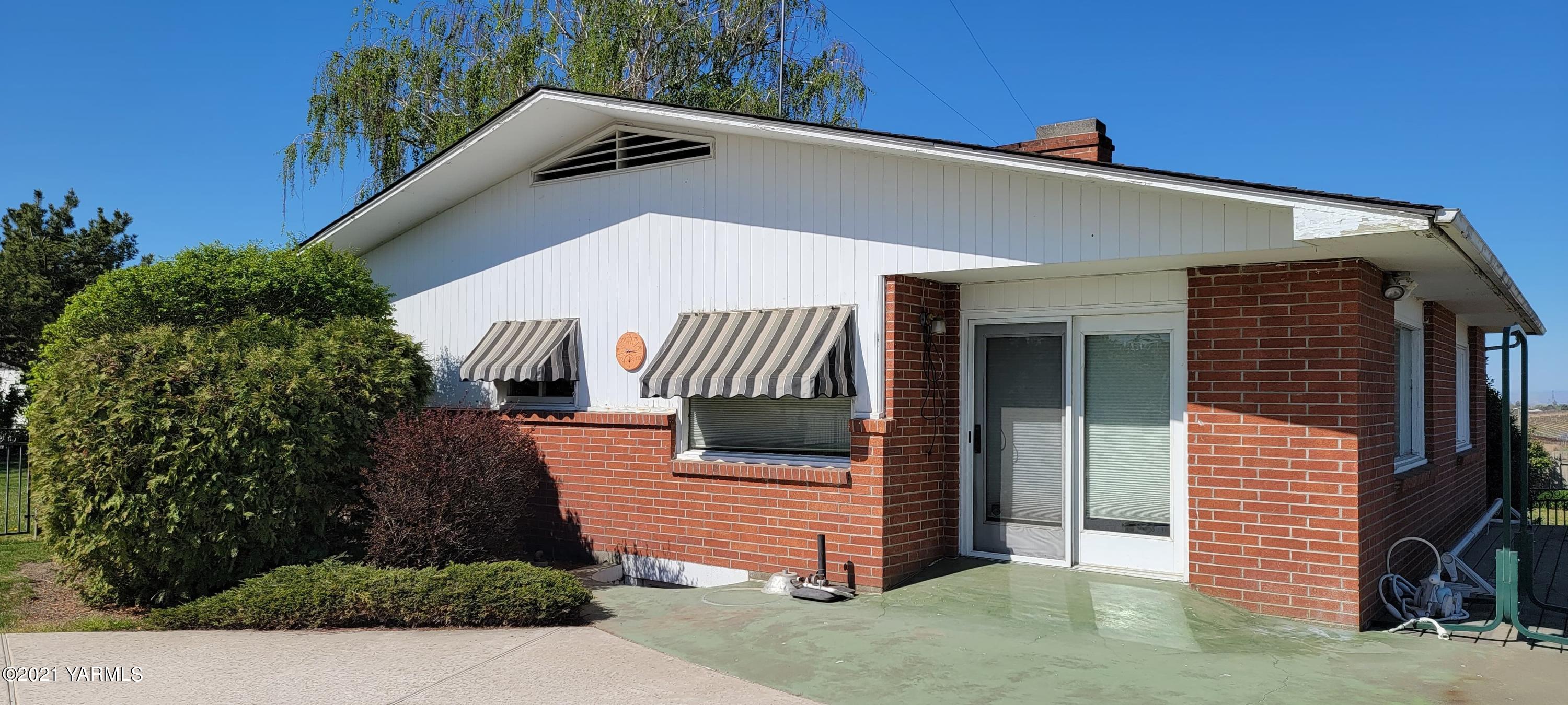 280 Tuttle Road Grandview, WA 98930 - Photo 5 of 8 a front view of a house with a yard