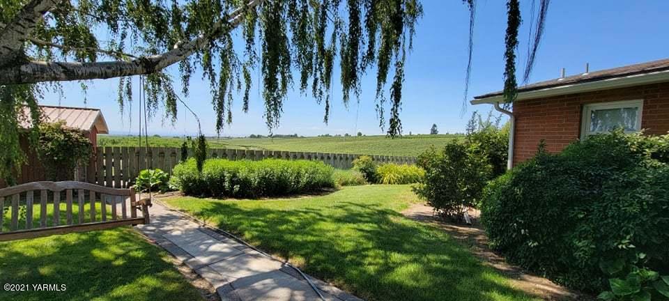 280 Tuttle Road Grandview, WA 98930 - Photo 6 of 8 a view of a backyard with potted plants and a bench